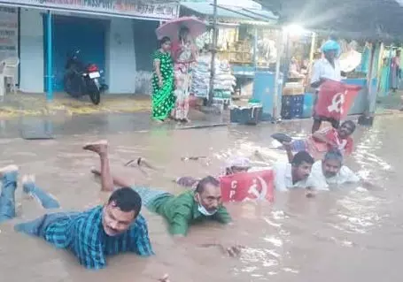 ഓട നിര്മാണം പാതിവഴിയില്; ചെളിവെള്ളത്തില് നീന്തി സിപിഎം പ്രതിഷേധം ഓട നിര്മാണം പാതിവഴിയില്; ചെളിവെള്ളത്തില് നീന്തി സിപിഎം പ്രതിഷേധം