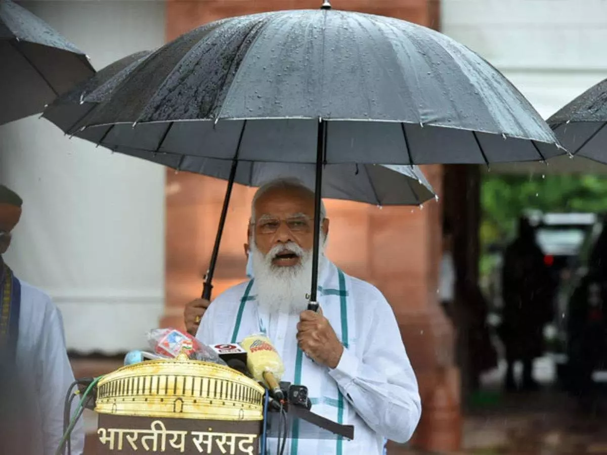 മഴയത്ത് സ്വയം കുടപിടിച്ച പ്രധാനമന്ത്രിയെ വാനോളം പുകഴ്ത്തി വി മുരളീധരന്‍