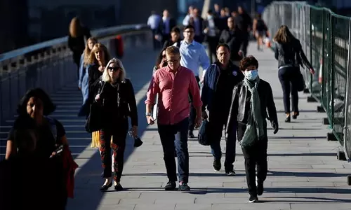 മാസ്കും സാമൂഹിക അകലവും ഒഴിവാക്കി: കോവിഡ് നിയന്ത്രണങ്ങള് പൂർണമായും പിൻവലിച്ച് ബ്രിട്ടൻ മാസ്കും സാമൂഹിക അകലവും ഒഴിവാക്കി: കോവിഡ് നിയന്ത്രണങ്ങള് പൂർണമായും പിൻവലിച്ച് ബ്രിട്ടൻ