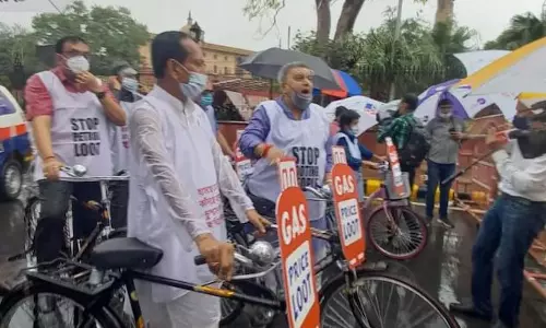ഇന്ധനവില വർധന: പാർലമെന്റിലേക്ക് സൈക്കിൾ ചവിട്ടി തൃണമൂൽ എംപിമാരുടെ പ്രതിഷേധം