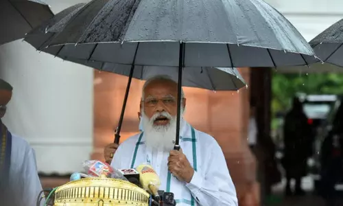 മഴയത്ത് സ്വയം കുടപിടിച്ച പ്രധാനമന്ത്രിയെ വാനോളം പുകഴ്ത്തി വി മുരളീധരന്‍