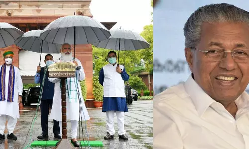 മഴയത്ത് സ്വയം കുട ചൂടി പ്രധാനമന്ത്രി, മുഖ്യമന്ത്രിക്ക് ഈ ലാളിത്യമില്ല: വി മുരളീധരന്‍