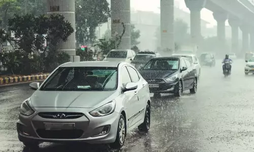 വെള്ളക്കെട്ടിന് മുന്നില് നിന്ന് സെല്ഫി എടുക്കുന്നതിനിടെ വെള്ളക്കെട്ടില് വീണ് യുവാവ് മരിച്ചു വെള്ളക്കെട്ടിന് മുന്നില് നിന്ന് സെല്ഫി എടുക്കുന്നതിനിടെ വെള്ളക്കെട്ടില് വീണ് യുവാവ് മരിച്ചു