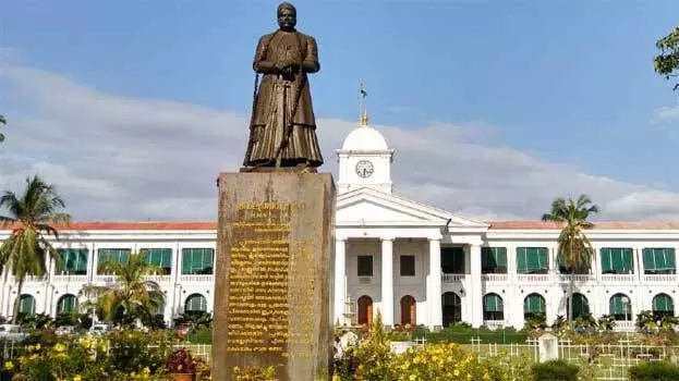 മരം മുറി കേസ്; വിവരാവകാശ നിയമപ്രകാരം രേഖകൾ നൽകിയ ഉദ്യോഗസ്ഥയ്ക്ക് സ്ഥലംമാറ്റം മരം മുറി കേസ്; വിവരാവകാശ നിയമപ്രകാരം രേഖകൾ നൽകിയ ഉദ്യോഗസ്ഥയ്ക്ക് സ്ഥലംമാറ്റം