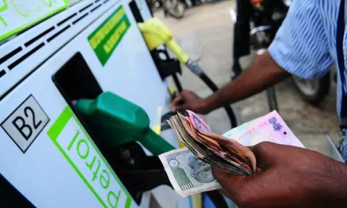 ഇന്ധന നികുതി; 2020-21ൽ കേന്ദ്രം ഊറ്റിയെടുത്തത് 3.44 ലക്ഷം കോടി രൂപ