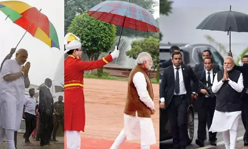 സ്വയം കുടപിടിച്ച് മഹാത്മാ മോദിജി: ചിത്രങ്ങളുമായി വി ബി ശ്രീനിവാസ്