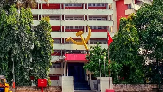 പീഡന പരാതിയിലെ ഇടപെടൽ; എ.കെ ശശീന്ദ്രൻ രാജിവെക്കേണ്ടെന്ന് സി.പി.എം പീഡന പരാതിയിലെ ഇടപെടൽ; എ.കെ ശശീന്ദ്രൻ രാജിവെക്കേണ്ടെന്ന് സി.പി.എം