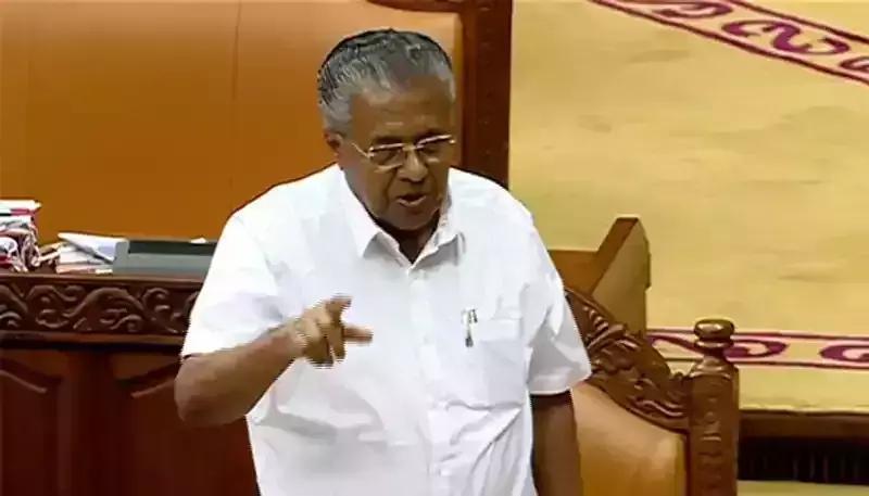 ശശീന്ദ്രൻ ഒരു തെറ്റും ചെയ്തിട്ടില്ല: മന്ത്രിയെ ന്യായീകരിച്ച് മുഖ്യമന്ത്രി, പ്രതിപക്ഷം സഭയില്‍ നിന്നിറങ്ങിപ്പോയി