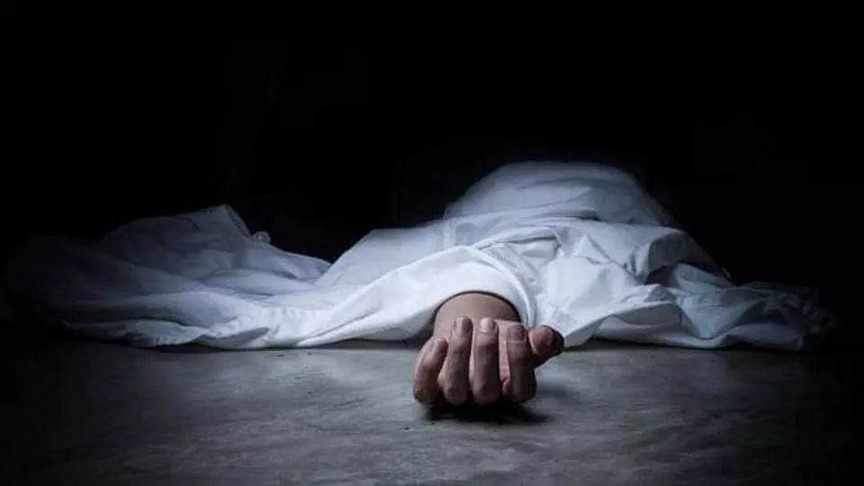 കോവിഡ് രോഗിയുടെ മൃതദേഹം സംസ്കരിക്കാന് എട്ടു മണിക്കൂര് വൈകി; അധികൃതരുടെ വീഴ്ച ആരോപിച്ച് കുടുംബം കോവിഡ് രോഗിയുടെ മൃതദേഹം സംസ്കരിക്കാന് എട്ടു മണിക്കൂര് വൈകി; അധികൃതരുടെ വീഴ്ച ആരോപിച്ച് കുടുംബം