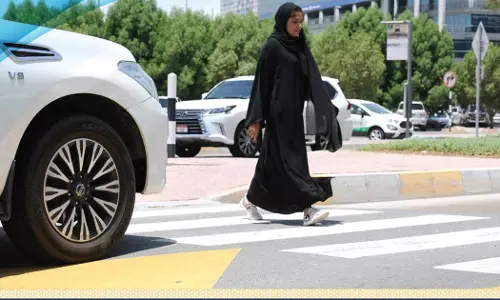 കാല്‍നടയാത്രക്കാരെ പരിഗണിച്ചില്ല; അബൂദബിയില്‍ നാലായിരത്തിലേറെ ഡ്രൈവർമാർക്ക് പിഴയിട്ടു