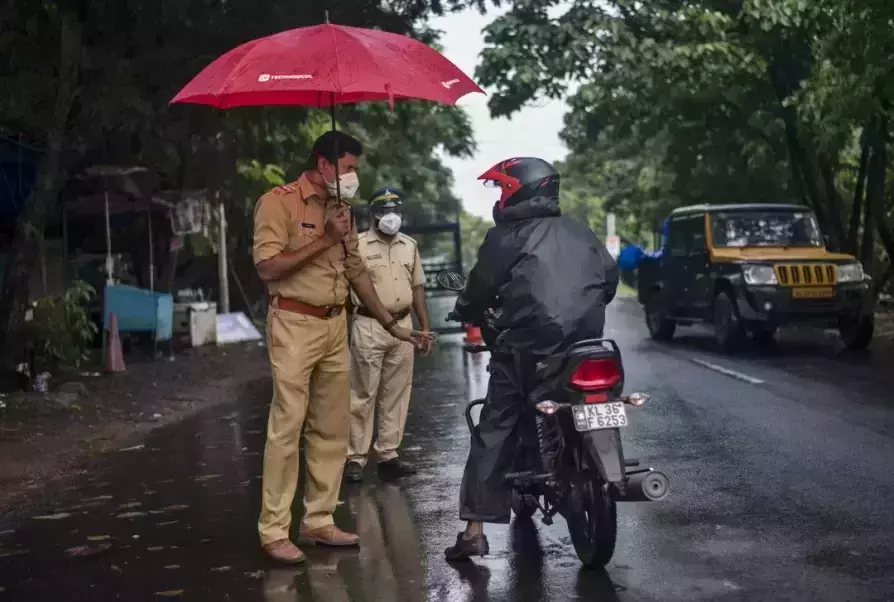 സംസ്ഥാനത്ത് കോവിഡ് ആശങ്കക്ക് അയവില്ല; നിയന്ത്രണങ്ങള് കടുപ്പിക്കുന്നു, ഇന്നും നാളെയും ലോക്ഡൗൺ സംസ്ഥാനത്ത് കോവിഡ് ആശങ്കക്ക് അയവില്ല; നിയന്ത്രണങ്ങള് കടുപ്പിക്കുന്നു, ഇന്നും നാളെയും ലോക്ഡൗൺ