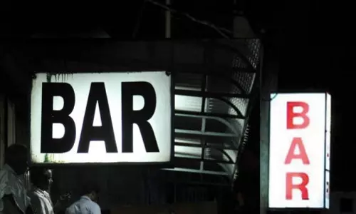 തിരക്ക് കുറക്കണം; ബാറുകള് ഇനി മുതല് നേരത്തെ തുറക്കും തിരക്ക് കുറക്കണം; ബാറുകള് ഇനി മുതല് നേരത്തെ തുറക്കും