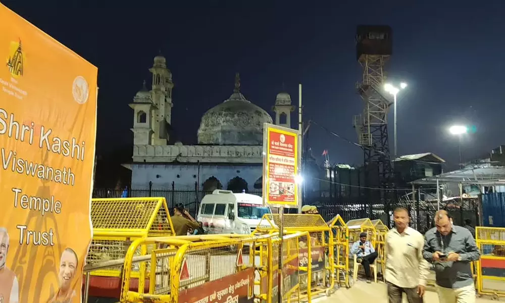 രണ്ട് വർഷം നീണ്ട ചർച്ചകൾ; കാശി ക്ഷേത്രത്തിന് മുസ്ലിംകൾ സ്ഥലം കൈമാറിയത് ഇങ്ങനെ രണ്ട് വർഷം നീണ്ട ചർച്ചകൾ; കാശി ക്ഷേത്രത്തിന് മുസ്ലിംകൾ സ്ഥലം കൈമാറിയത് ഇങ്ങനെ