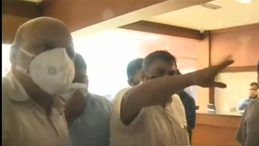 മുഖത്തടിച്ചു, പിന്നാലെ നടുറോഡില് കൂട്ടത്തല്ല്; ഐ.എന്.എല് യോഗത്തിനിടെ സംഘര്ഷം മുഖത്തടിച്ചു, പിന്നാലെ നടുറോഡില് കൂട്ടത്തല്ല്; ഐ.എന്.എല് യോഗത്തിനിടെ സംഘര്ഷം