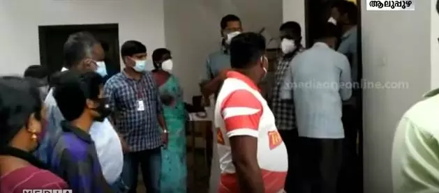 വാക്സിൻ മുൻഗണനാക്രമം അട്ടിമറിക്കാൻ വിസമ്മതിച്ചു; ഡോക്ടർക്ക് സിപിഎം നേതാക്കളുടെ മർദനം വാക്സിൻ മുൻഗണനാക്രമം അട്ടിമറിക്കാൻ വിസമ്മതിച്ചു; ഡോക്ടർക്ക് സിപിഎം നേതാക്കളുടെ മർദനം