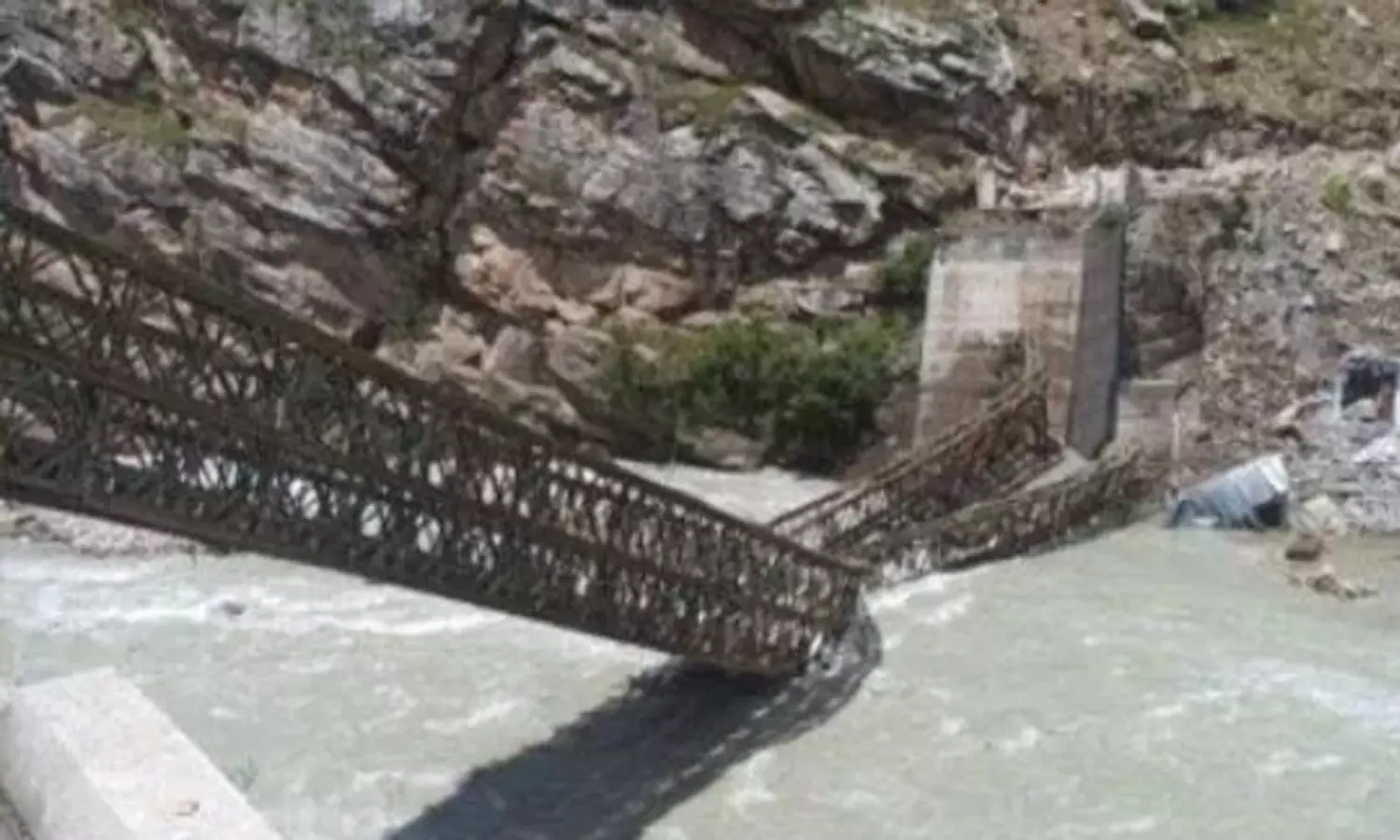 മലയിടിഞ്ഞ് കൂറ്റന് കല്ലുകള് താഴേക്ക്; പാലം തകര്ന്ന് ഒമ്പത് മരണം മലയിടിഞ്ഞ് കൂറ്റന് കല്ലുകള് താഴേക്ക്; പാലം തകര്ന്ന് ഒമ്പത് മരണം