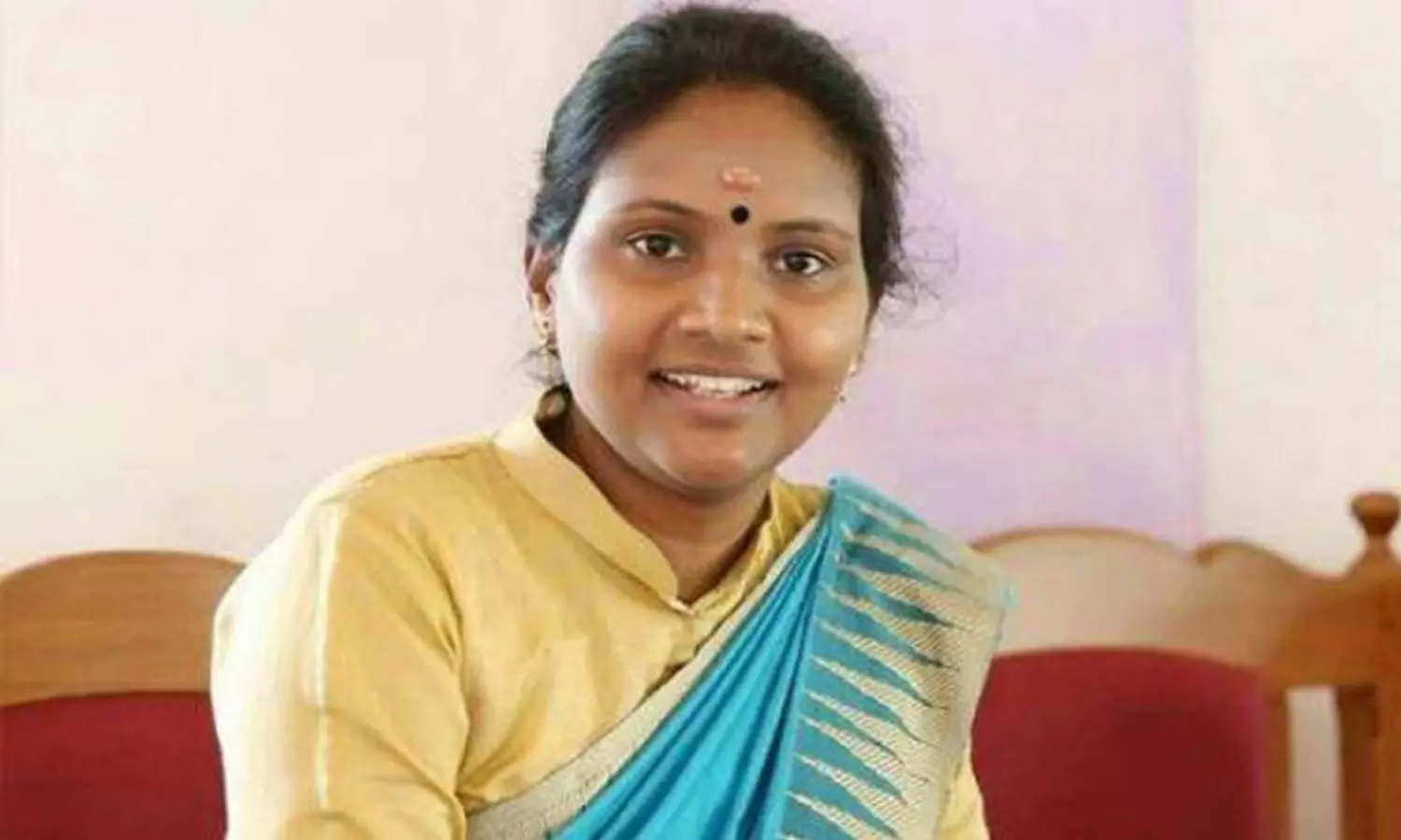 ലോക്ഡൗണ്‍ ലംഘിച്ച് രമ്യ ഹരിദാസും നേതാക്കളും ഭക്ഷണം കഴിക്കാനെത്തി; ചോദ്യം ചെയ്തപ്പോള്‍ കയ്യേറ്റം