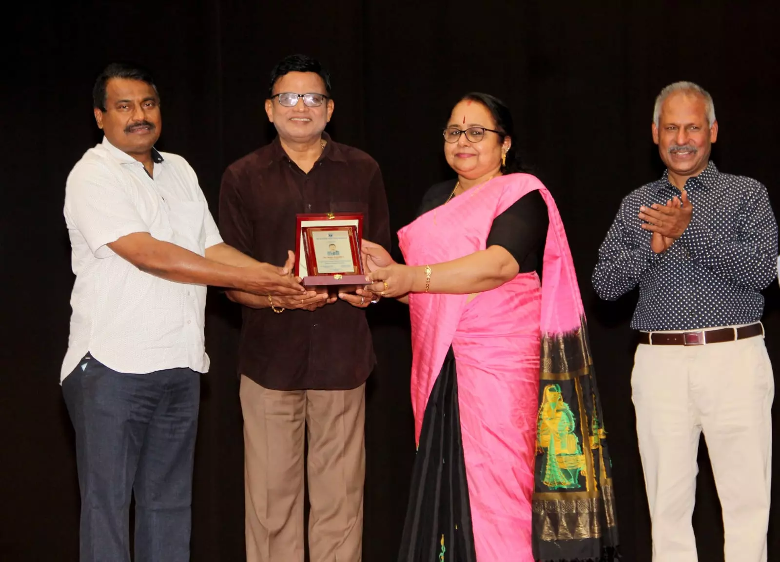 ബാബു സുരേഷിനും ഹരിജക്കും യാത്രയയപ്പു നൽകി. ബാബു സുരേഷിനും ഹരിജക്കും യാത്രയയപ്പു നൽകി.