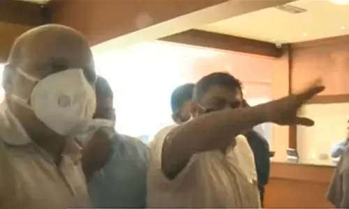 മുഖത്തടിച്ചു, പിന്നാലെ നടുറോഡില് കൂട്ടത്തല്ല്; ഐ.എന്.എല് യോഗത്തിനിടെ സംഘര്ഷം മുഖത്തടിച്ചു, പിന്നാലെ നടുറോഡില് കൂട്ടത്തല്ല്; ഐ.എന്.എല് യോഗത്തിനിടെ സംഘര്ഷം