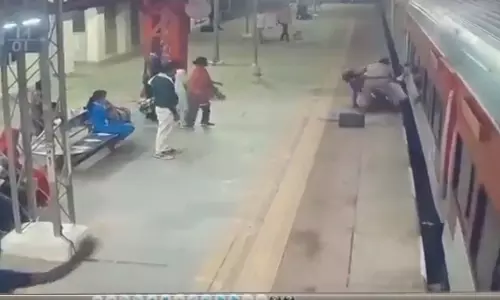 ട്രെയിനിൽ കയറുന്നതിനിടെ വീണയാളെ രക്ഷപ്പെടുത്തി പൊലീസുകാരൻ - വീഡിയോ