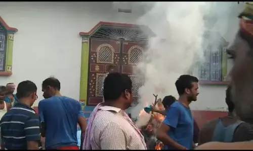 പതിനേഴുകാരനെ അടിച്ചുകൊന്ന് ജനനേന്ദ്രിയം മുറിച്ചുമാറ്റി; പ്രതിയുടെ വീടിന് മുന്നില് ശവസംസ്കാരം നടത്തി പ്രതിഷേധം പതിനേഴുകാരനെ അടിച്ചുകൊന്ന് ജനനേന്ദ്രിയം മുറിച്ചുമാറ്റി; പ്രതിയുടെ വീടിന് മുന്നില് ശവസംസ്കാരം നടത്തി പ്രതിഷേധം