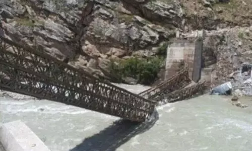 മലയിടിഞ്ഞ് കൂറ്റന് കല്ലുകള് താഴേക്ക്; പാലം തകര്ന്ന് ഒമ്പത് മരണം മലയിടിഞ്ഞ് കൂറ്റന് കല്ലുകള് താഴേക്ക്; പാലം തകര്ന്ന് ഒമ്പത് മരണം