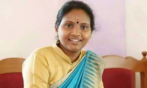 ലോക്ഡൗണ് ലംഘിച്ച് രമ്യ ഹരിദാസും നേതാക്കളും ഭക്ഷണം കഴിക്കാനെത്തി; ചോദ്യം ചെയ്തപ്പോള് കയ്യേറ്റം ലോക്ഡൗണ് ലംഘിച്ച് രമ്യ ഹരിദാസും നേതാക്കളും ഭക്ഷണം കഴിക്കാനെത്തി; ചോദ്യം ചെയ്തപ്പോള് കയ്യേറ്റം