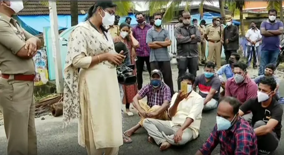 ചെല്ലാനത്ത് നാട്ടുകാരുടെ പ്രതിഷേധം; തീരദേശ പാത ഉപരോധിച്ചവരെ അറസ്റ്റ് ചെയ്ത് നീക്കി