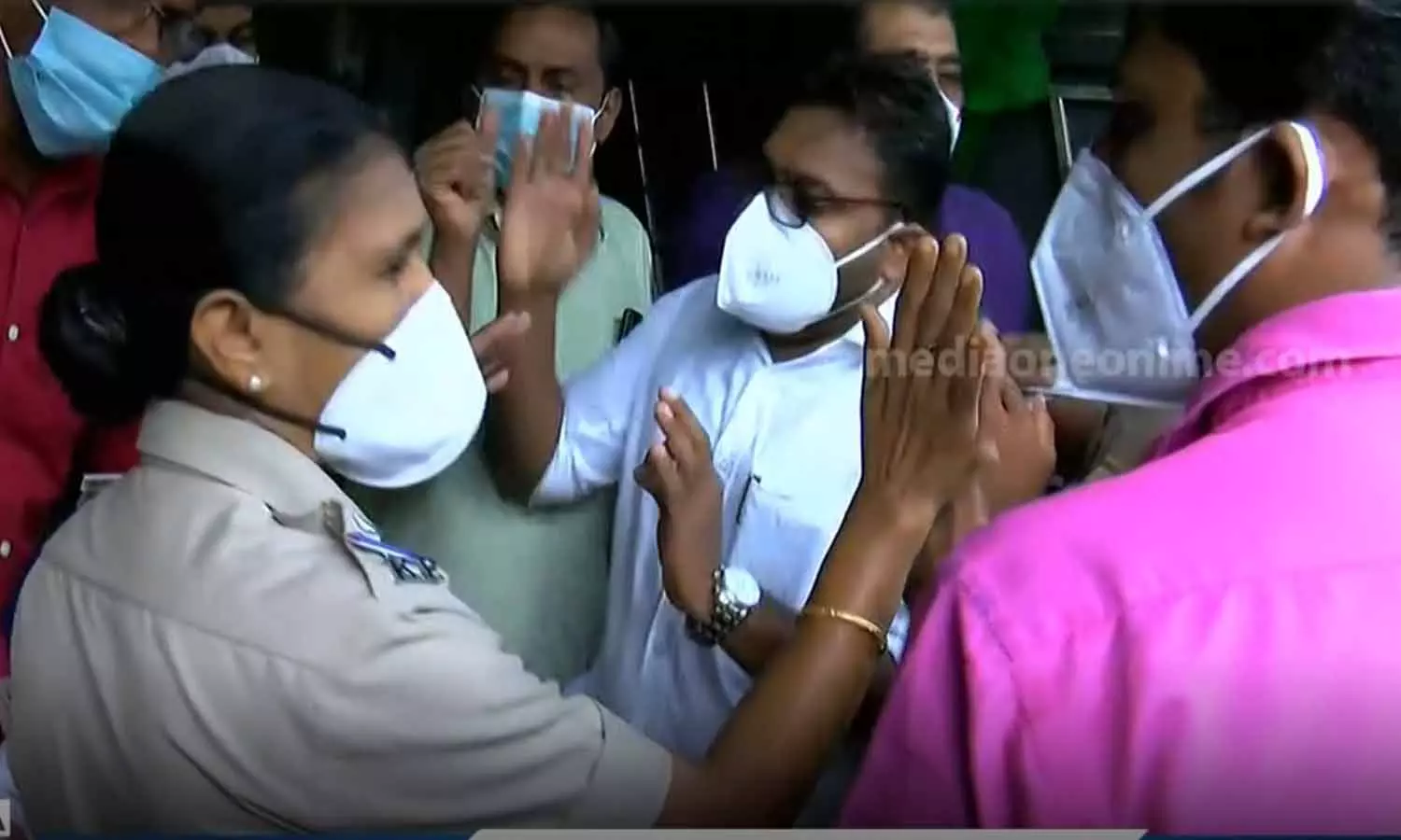 മക്കരപ്പറമ്പിൽ ലീഗ് യോഗത്തിനിടെ സംഘർഷം; നേതാക്കളെ പ്രവർത്തകർ പൂട്ടിയിട്ടു മക്കരപ്പറമ്പിൽ ലീഗ് യോഗത്തിനിടെ സംഘർഷം; നേതാക്കളെ പ്രവർത്തകർ പൂട്ടിയിട്ടു