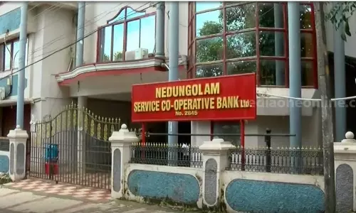 സിപിഎം നേതൃത്വം കൊടുത്ത നെടുങ്ങോലം സഹ.ബാങ്കിൽ തിരിമറി; ഒന്നര കോടി രൂപ തട്ടിയെന്ന് പരാതി സിപിഎം നേതൃത്വം കൊടുത്ത നെടുങ്ങോലം സഹ.ബാങ്കിൽ തിരിമറി; ഒന്നര കോടി രൂപ തട്ടിയെന്ന് പരാതി