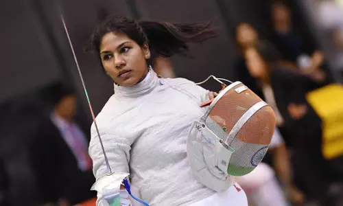 ആറു മിനുട്ടില്‍ എതിരാളിയെ മുട്ടുകുത്തിച്ചു; ഭവാനി ദേവിക്ക് ഫെന്‍സിങില്‍ വിജയത്തുടക്കം