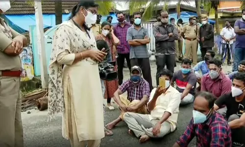 ചെല്ലാനത്ത് നാട്ടുകാരുടെ പ്രതിഷേധം; തീരദേശ പാത ഉപരോധിച്ചവരെ അറസ്റ്റ് ചെയ്ത് നീക്കി