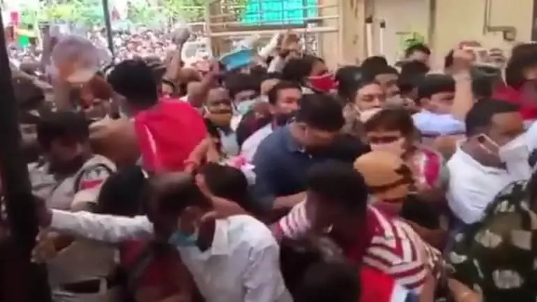 വി.ഐ.പി സന്ദര്ശനം; ഉജ്ജൈനിലെ ക്ഷേത്രത്തില് തിക്കിലും തിരക്കിലും പെട്ട് നിരവധി പേര്ക്ക് പരിക്ക് വി.ഐ.പി സന്ദര്ശനം; ഉജ്ജൈനിലെ ക്ഷേത്രത്തില് തിക്കിലും തിരക്കിലും പെട്ട് നിരവധി പേര്ക്ക് പരിക്ക്