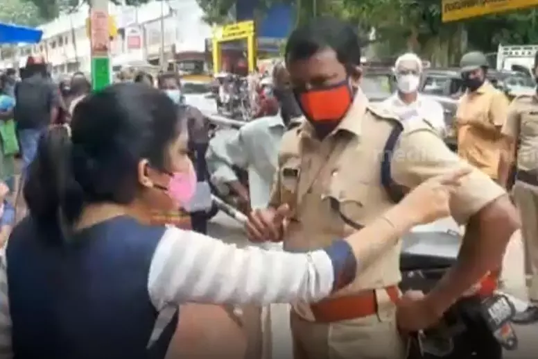 അനാവശ്യ പിഴ; ചോദ്യം ചെയ്ത പെണ്കുട്ടിക്കെതിരെ ജാമ്യമില്ലാ കേസ് അനാവശ്യ പിഴ; ചോദ്യം ചെയ്ത പെണ്കുട്ടിക്കെതിരെ ജാമ്യമില്ലാ കേസ്