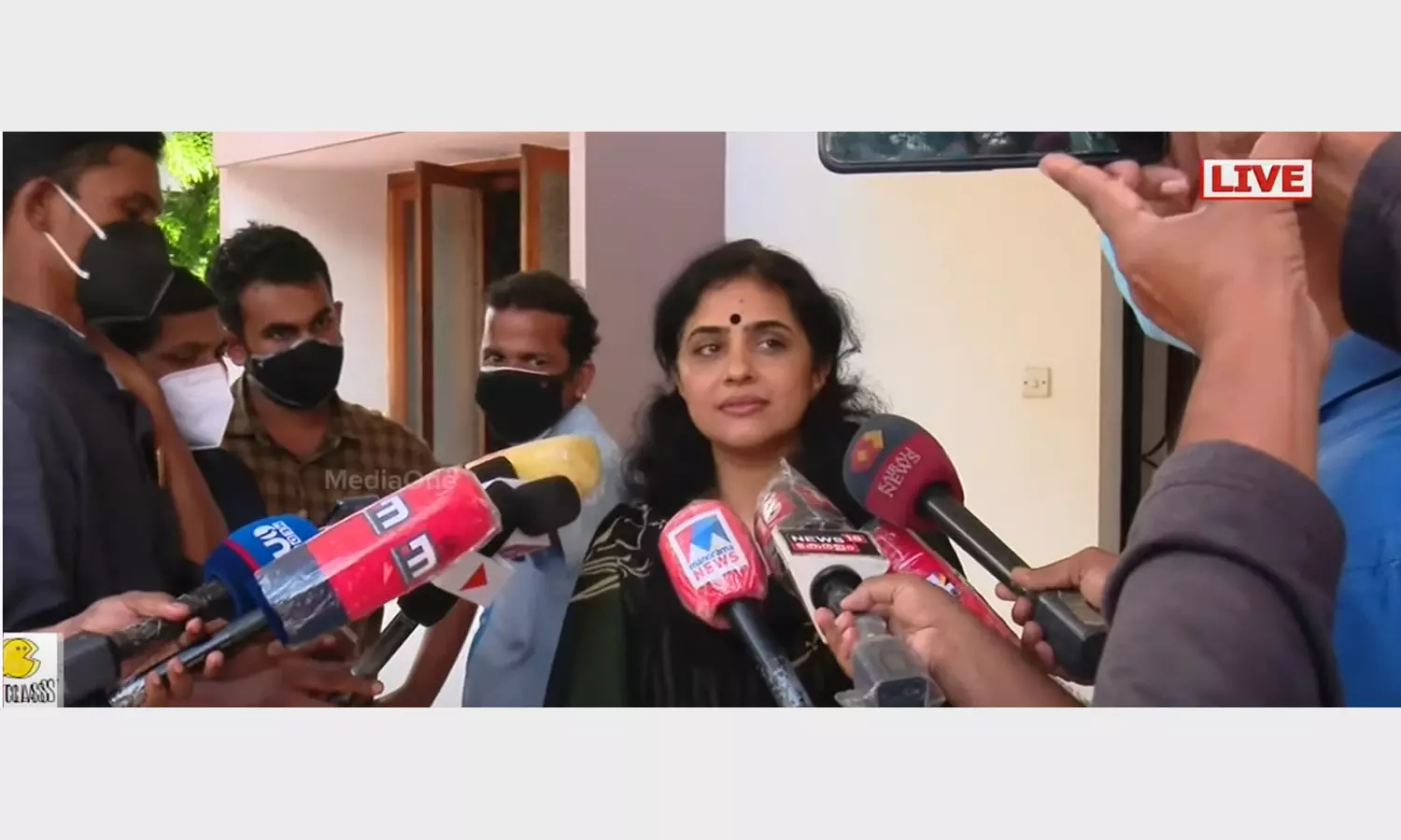 മുകേഷിനെ വില്ലനായി ചിത്രീകരിക്കുന്നതിനോട് യോജിപ്പില്ലെന്ന് മേതില് ദേവിക മുകേഷിനെ വില്ലനായി ചിത്രീകരിക്കുന്നതിനോട് യോജിപ്പില്ലെന്ന് മേതില് ദേവിക