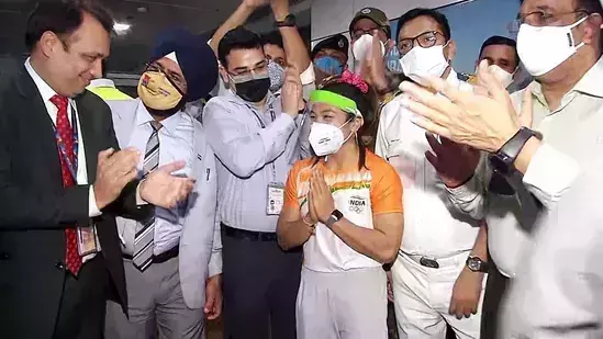 ഒളിമ്പിക് ഹീറോ നാടണഞ്ഞു; മീരാഭായിക്ക് ഗംഭീര സ്വീകരണം നല്‍കി രാജ്യം