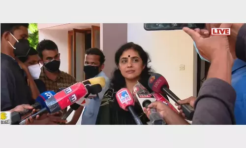 മുകേഷിനെ വില്ലനായി ചിത്രീകരിക്കുന്നതിനോട് യോജിപ്പില്ലെന്ന് മേതില് ദേവിക മുകേഷിനെ വില്ലനായി ചിത്രീകരിക്കുന്നതിനോട് യോജിപ്പില്ലെന്ന് മേതില് ദേവിക