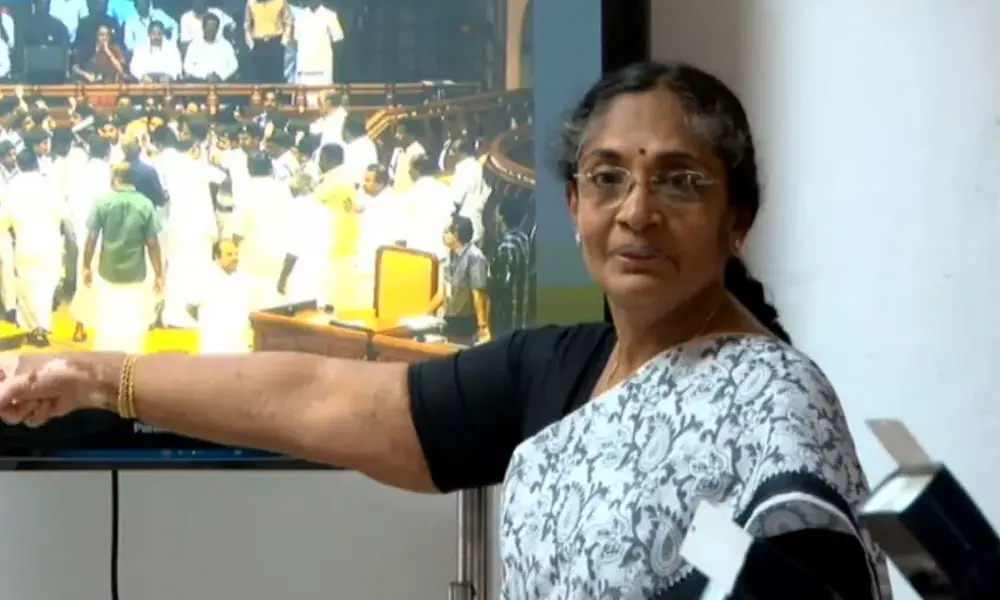 ജീവനില്ലാത്ത കമ്പ്യൂട്ടറിനും കസേരയ്ക്കും മാത്രമാണോ പരിപാവനത്വം? എന്റെ അഭിമാനത്തിനില്ലേ?: ജമീല പ്രകാശം