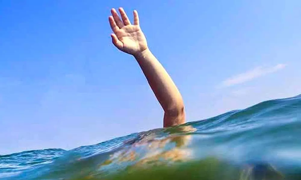 പട്ടാമ്പിയില് വിദ്യാർത്ഥി കുളത്തിൽ മുങ്ങി മരിച്ചു പട്ടാമ്പിയില് വിദ്യാർത്ഥി കുളത്തിൽ മുങ്ങി മരിച്ചു