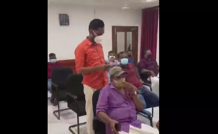 നാല് മാസമായില്ലേ, ഇനി ആത്മഹത്യ ചെയ്യണോ? തൊണ്ടയിടറി യുവാവ് നാല് മാസമായില്ലേ, ഇനി ആത്മഹത്യ ചെയ്യണോ? തൊണ്ടയിടറി യുവാവ്