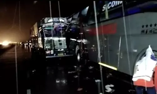 അമിതവേഗത്തിലെത്തിയ ട്രക്ക് നിര്‍ത്തിയിട്ട ബസ് ഇടിച്ചുതെറിപ്പിച്ചു; റോഡില്‍ ഉറങ്ങിയ 18 പേര്‍ക്ക് ദാരുണാന്ത്യം