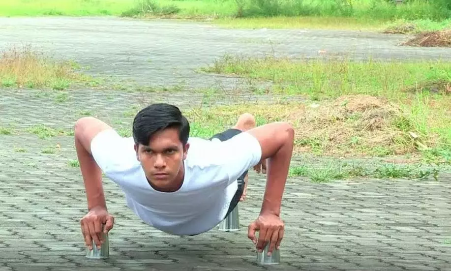 പുഷ് അപ്പ് എടുക്കാം, സ്റ്റീല്‍ ഗ്ലാസിന് മുകളില്‍ നിന്നും: ലോക റെക്കോര്‍ഡും സ്വന്തമാക്കാം