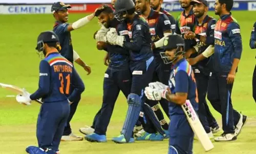 ഹസരങ്കയ്ക്ക് നാല് വിക്കറ്റ്; ഇന്ത്യയെ വരിഞ്ഞുകെട്ടി ലങ്ക