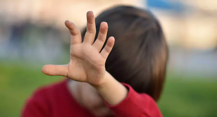 പത്തനംതിട്ടയിൽ 13 വയസുകാരിയെ അമ്മയുടെ സമ്മതത്തോടെ മൂന്ന് സുഹൃത്തുക്കൾ ചേര്ന്ന് പീഡിപ്പിച്ചു പത്തനംതിട്ടയിൽ 13 വയസുകാരിയെ അമ്മയുടെ സമ്മതത്തോടെ മൂന്ന് സുഹൃത്തുക്കൾ ചേര്ന്ന് പീഡിപ്പിച്ചു