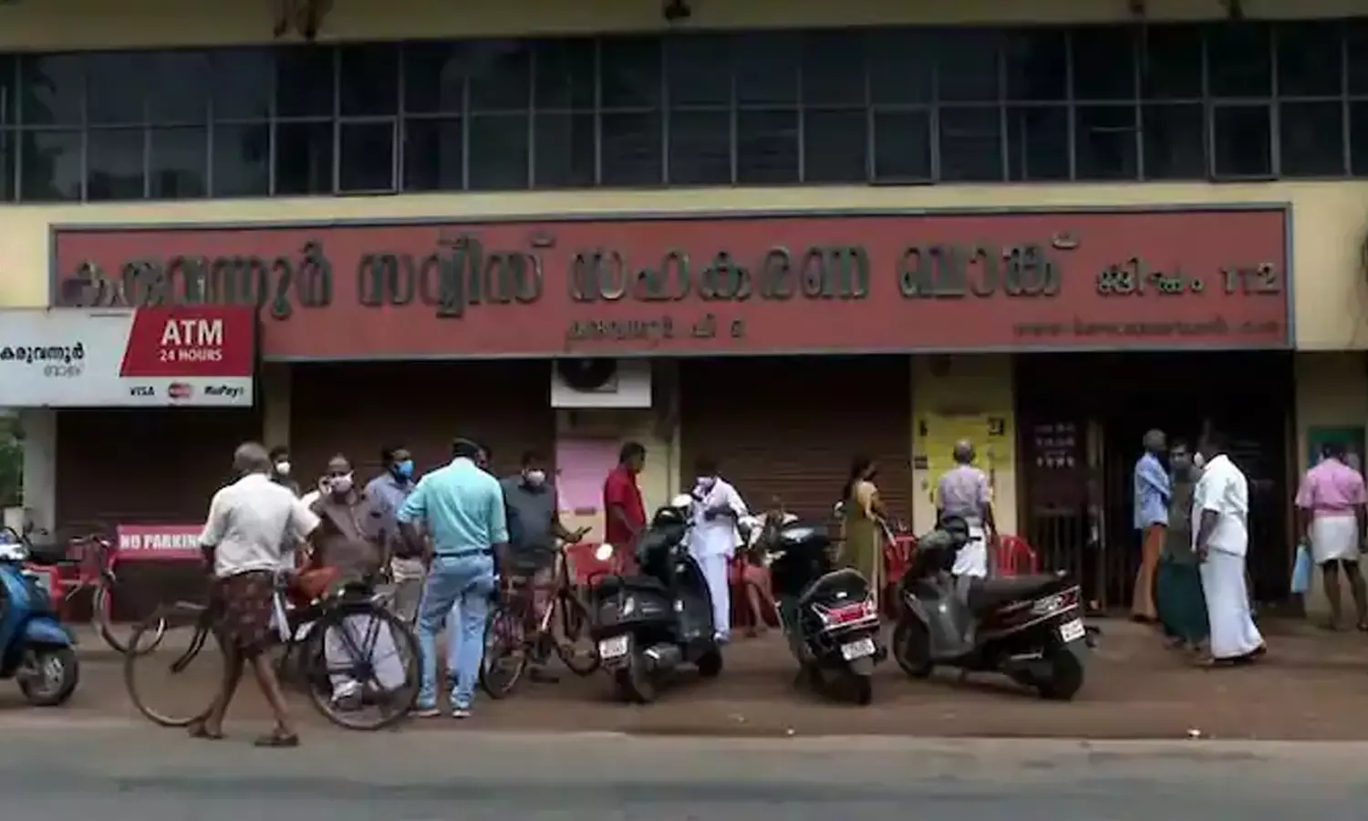 കരവന്നൂര് ബാങ്ക് തട്ടിപ്പ്: അന്വേഷണം സി.ബി.ഐക്ക് കൈമാറണമെന്ന് ആവശ്യപ്പെട്ട് ഹരജി കരവന്നൂര് ബാങ്ക് തട്ടിപ്പ്: അന്വേഷണം സി.ബി.ഐക്ക് കൈമാറണമെന്ന് ആവശ്യപ്പെട്ട് ഹരജി