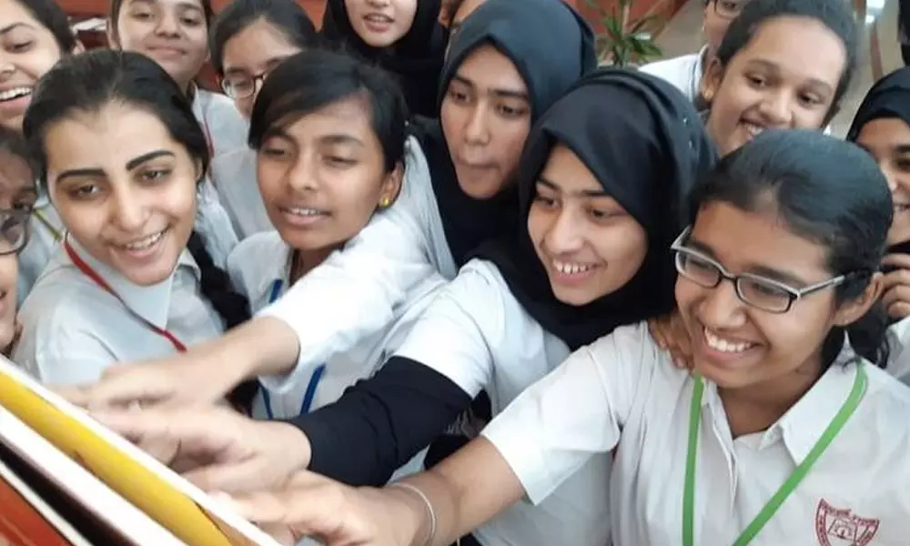 സി.ബി.എസ്.ഇ പന്ത്രണ്ടാം തരം ഫലം; പലര്ക്കും പ്രതീക്ഷിച്ച വിജയം ലഭിച്ചില്ലെന്ന് പരാതി സി.ബി.എസ്.ഇ പന്ത്രണ്ടാം തരം ഫലം; പലര്ക്കും പ്രതീക്ഷിച്ച വിജയം ലഭിച്ചില്ലെന്ന് പരാതി