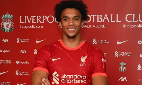 അലക്‌സാണ്ടർ അർണോൾഡ് ലിവർപൂളുമായി ദീർഘകാല കരാറിൽ ഒപ്പിട്ടു