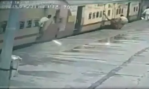 കാലുതെറ്റി പ്ലാറ്റ്ഫോമിനും ട്രെയിനിനും ഇടയില്‍പ്പെട്ട യുവതിക്ക് രക്ഷകനായി ആര്‍പിഎഫ് ഉദ്യോഗസ്ഥന്‍; ദൃശ്യങ്ങള്‍ കാണാം