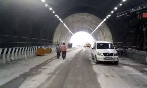 കുതിരാനിലെ കുരുക്കഴിയുന്നു; അൽപസമയത്തിനകം ഗതാഗതത്തിന് തുറന്നുകൊടുക്കും