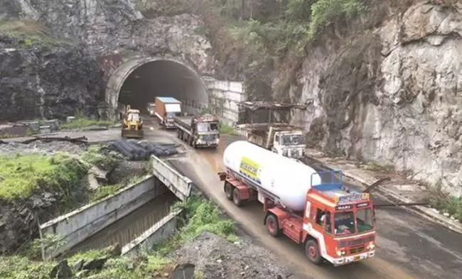 കുതിരാൻ തുരങ്കം തുറക്കുന്നത് കേരള സര്‍ക്കാരിനെ അറിയിച്ചത് വൈകി: രാഷ്ട്രീയ വിവാദം